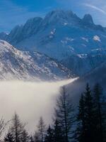 ein Berg bedeckt im Schnee foto