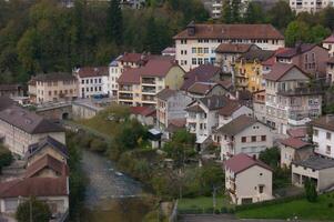 ein Fluss Laufen durch das Stadt, Dorf foto