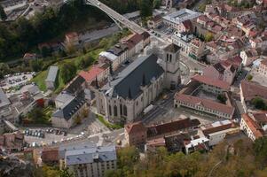 ein Antenne Aussicht von ein Stadt mit ein Kirche und ein Brücke foto