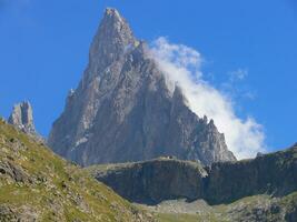 ein Berg mit ein Wolke im das Himmel foto