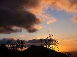 ein Sonnenuntergang mit Wolken foto