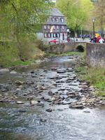 ein Fluss Laufen durch ein Stadt, Dorf foto