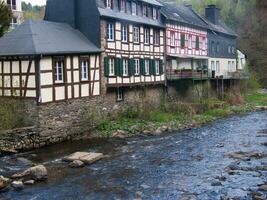 ein Fluss Laufen durch das Stadt, Dorf foto