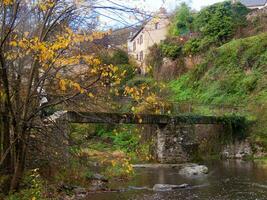 ein Brücke Über ein Fluss foto