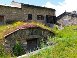 ein Stein Haus mit ein Dach foto