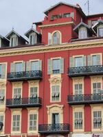 ein rot Gebäude mit viele Fenster foto