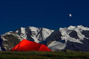 Zelt in der Einsamkeit unter den Gletschern der Alpen foto