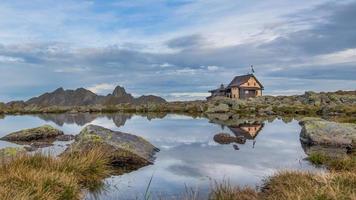 cesare benigni alpenhütte auf den alpen von bergamo in der lombardei italien foto