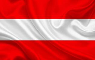 Österreich-Landesflagge auf gewelltem Seidenstoff-Hintergrund foto