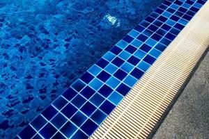 blauer Keramikfliesenboden und Entwässerungsrinnen neben dem Pool