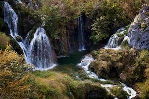 kleine Wasserfälle in den Bergen foto