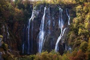 hoher Wasserfall in den Bergen foto