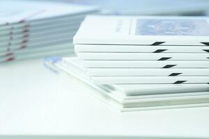 Stapel von frisch gedruckt Fotobücher auf das Tabelle Nahansicht foto