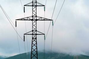 Leistung Linie Pylon im bergig Bereich foto