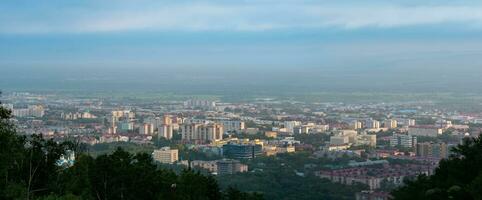 Stadtbild, Antenne Aussicht von Juschno-Sachalinsk von montieren bolschewistisch foto