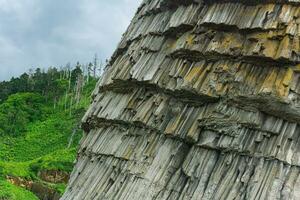 natürlich Hintergrund, Felsen Fragment von vulkanisch Lava Säulen foto