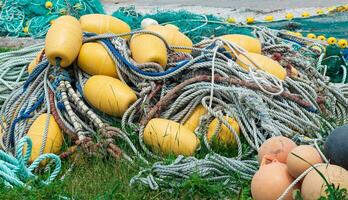 industriell Angeln Netze mit hell schwimmt ist gefaltet an Land foto