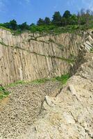 Küsten Cliff gebildet durch Stein Säulen, Kap stolbchaty auf das Insel von Kunaschir foto