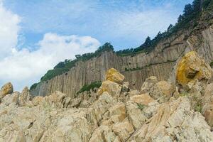 hoch Küsten Cliff gebildet durch erstarrt Lava Stein Säulen, Kap stolbchaty auf Kunaschir Insel foto