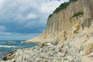 hoch Küsten Cliff gebildet durch Stein Säulen, Kap stolbchaty auf das Insel von Kunaschir foto