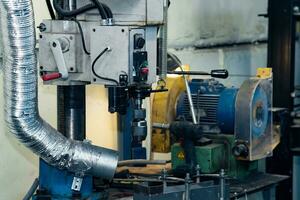 industriell Ausrüstung im das Werkstatt, Bohren und Mahlen Maschinen foto