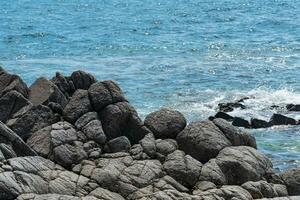 felsig Strand, grau Basalt Klippen auf das Ufer foto