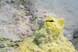 Schwefel Einlagen um ein Solfatara im ein Fumarole Feld von Vulkan foto