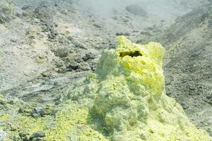 Schwefel Einlagen um ein Solfatara im ein Fumarole Feld auf das Steigung von ein Vulkan foto