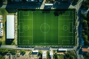 ai generiert Grün Fußball Feld oder Fußball Feld oben Aussicht mit realistisch Gras Textur und Mähen Muster, realistisch Fußball Tonhöhe foto