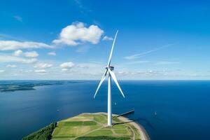 ai generiert Windmühle Park im das Ozean, Drohne Antenne Aussicht von Windmühle Turbinen Erstellen Grün Energie elektrisch, Windmühlen isoliert beim Meer foto