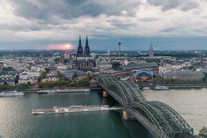 dramatisch Sturm Wolken Über Köln Kathedrale und hohenzollern Brücke im das Sonnenuntergang foto