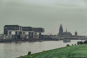 Wolkenlandschaft Aussicht von Köln Dom, Kranhaus Geschäft Center und das Rhein Fluss foto