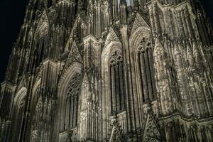 Außen von Köln Kathedrale beim Nacht foto