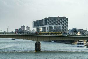 Aussicht von das Rhein Fluss, Deutz Brücke und das Kranhaus, Köln foto