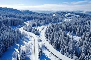 ai generiert oben Antenne Aussicht von Schnee Berg Landschaft mit Bäume und Straße foto