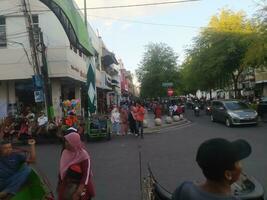 Menge von Fußgänger auf malioboro Straße foto