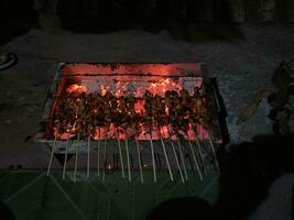 Grillen Hähnchen Satay mit ein Holzkohle Feuer. foto