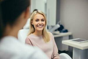 ai generiert glücklich jung Frau lächelnd Überprüfung aus ihr perfekt gesund Zähne Sitzung im ein Dental Stuhl beim das Zahnarzt foto