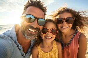 ai generiert glücklich Familie nehmen Selfie auf Strand in der Nähe von Meer. Sommer- Ferien foto