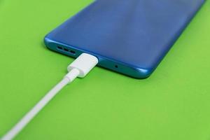 blaues Handy mit USB-Kabeltyp verbunden - Aufladen