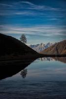 Alpensee in den italienischen Alpen foto