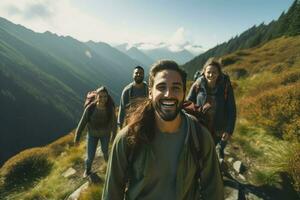 ai generiert Gruppe von freunde Wandern im Berge, ein Gruppe von freunde Wandern im das Berge beim Sonnenuntergang ai generiert foto