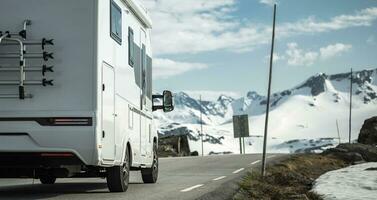 rv Wohnmobil van auf das szenisch norwegisch Berg Straße foto