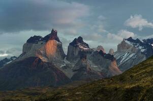 Sonnenaufgang Über cuernos del Schmerz, torres del paine National Park, chilenisch Patagonien, Chile foto