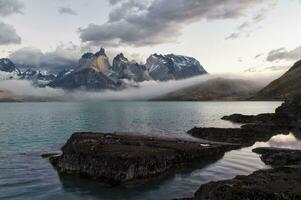 Sonnenaufgang Über cuernos del Schmerz, torres del paine National Park und See pehoe, chilenisch Patagonien, Chile foto