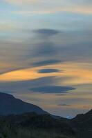 Wolke Formation Über das Berge, Patagonien National Park, Chacabuco Senke in der Nähe von Cochrane, aysen Region, Patagonien, Chile foto