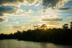 Landschaft von Himmel Sonnenuntergang und Betrachtung von Wasser foto