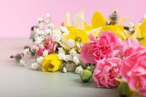 Frühling Blumen von Narzisse, Gypsophila und Weide auf ein farbig Hintergrund foto