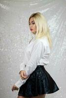 Mode blond Modell- Frau im Weiß Hemd und schwarz Rock foto
