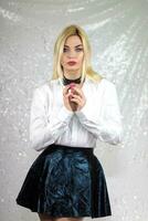 Mode blond Modell- Frau im Weiß Hemd und schwarz Rock foto